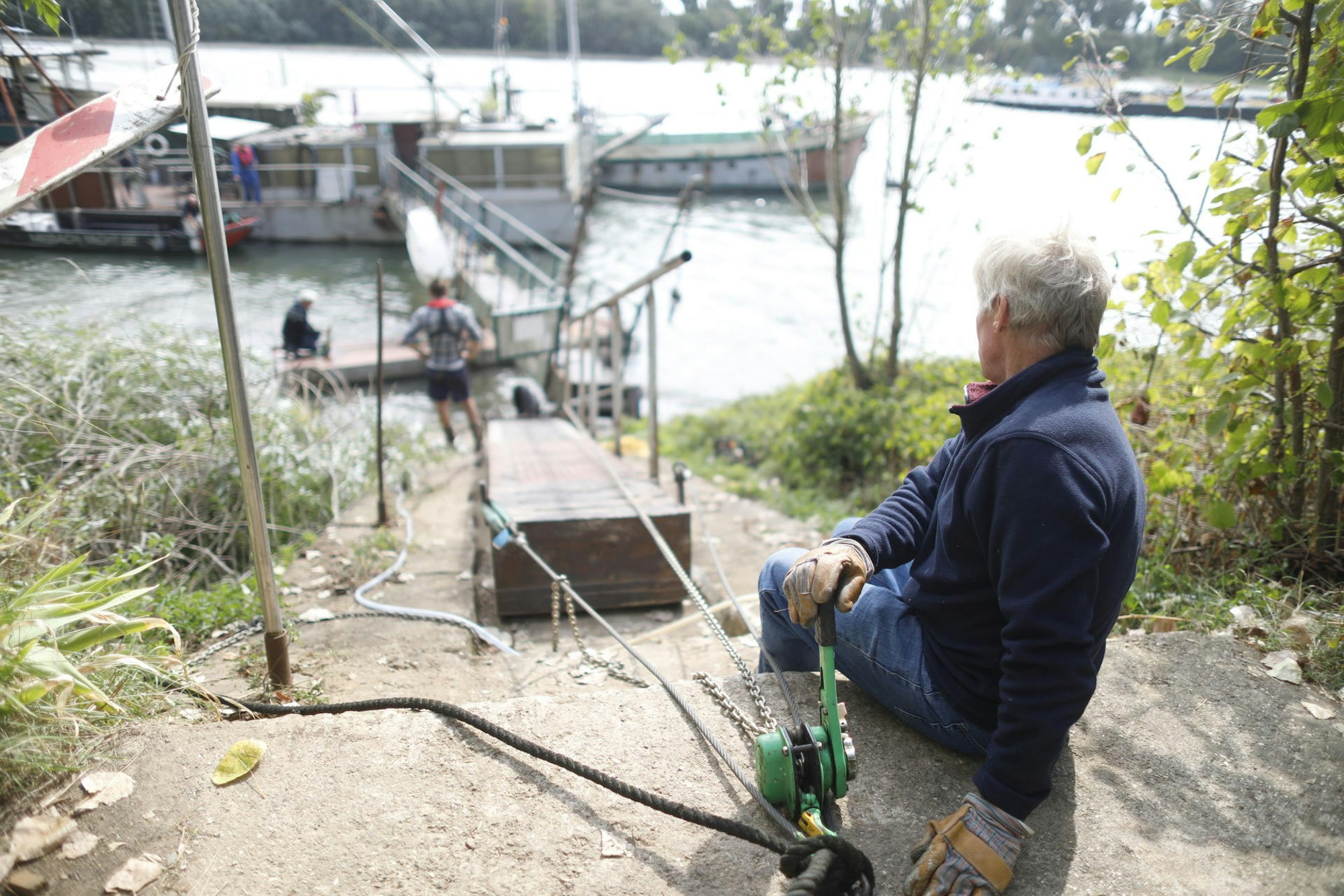 Helfer richten die Brücke