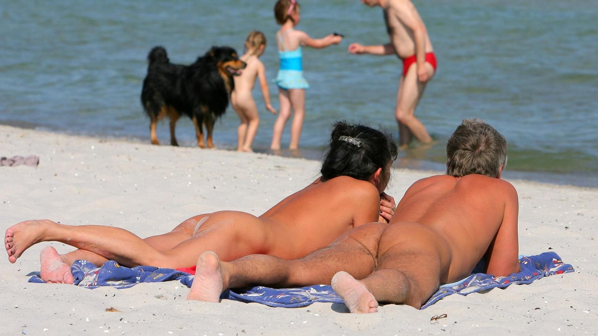 FKK-Urlauber in Prerow auf der Halbinsel Fischland-Darß-Zingst.