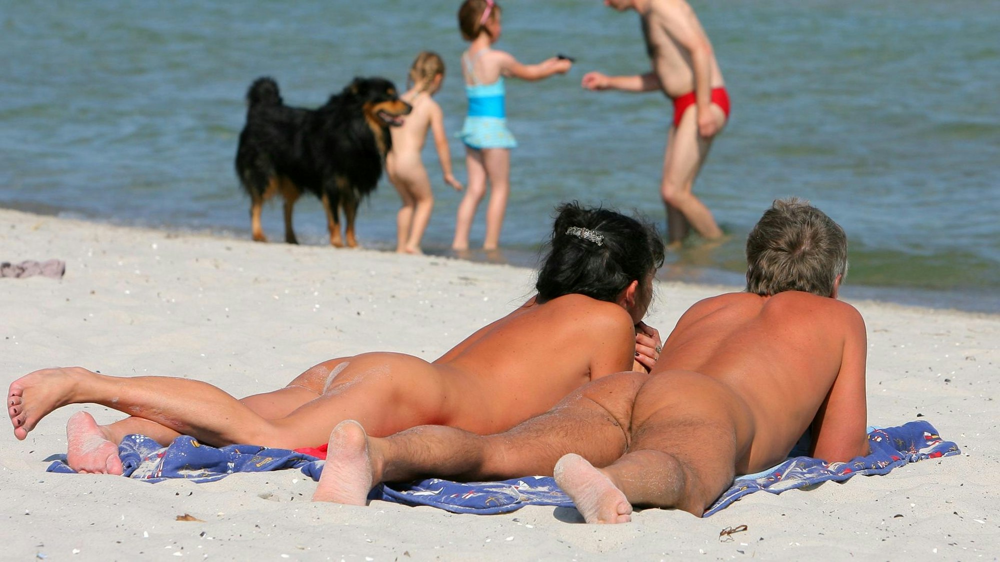 FKK-Urlauber in Prerow auf der Halbinsel Fischland-Darß-Zingst.
