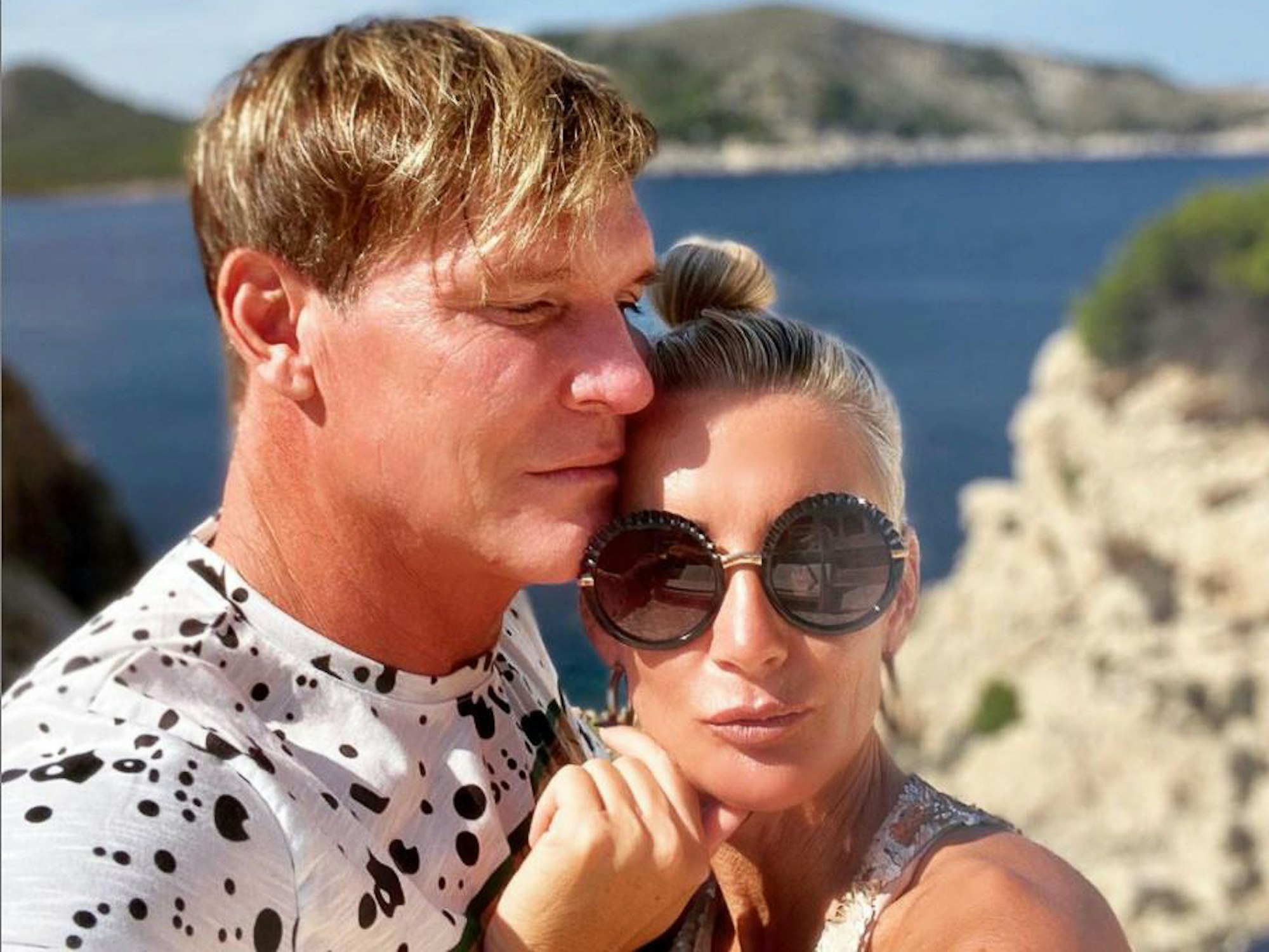 Die beiden „Goodbye Deutschland“-Auswanderer Steff Jerkel und Peggy Jerofke posieren vor einer felsigen Küste.