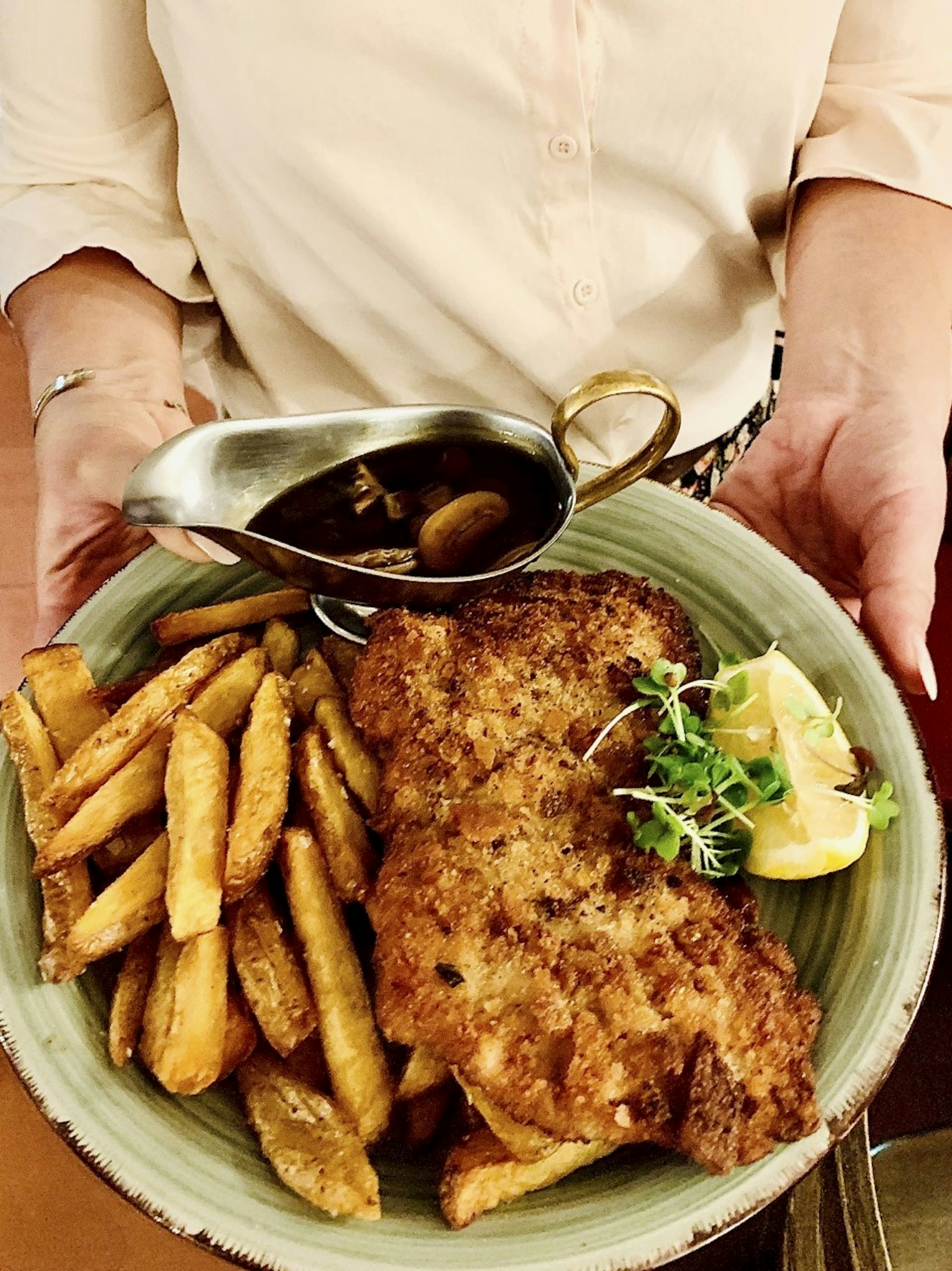 Ein Wiener Schnitzel mit Pommes aus dem Wirtshaus em Ringströßje