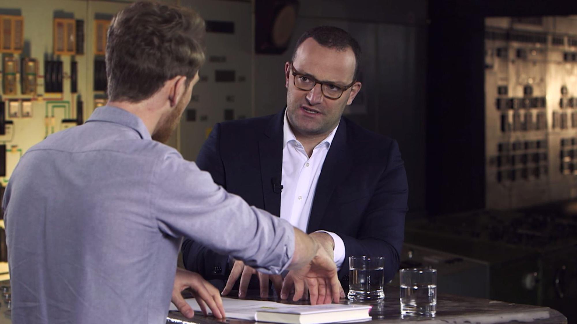 Louis-Klamroth-Spahn-in-Diskussion-2