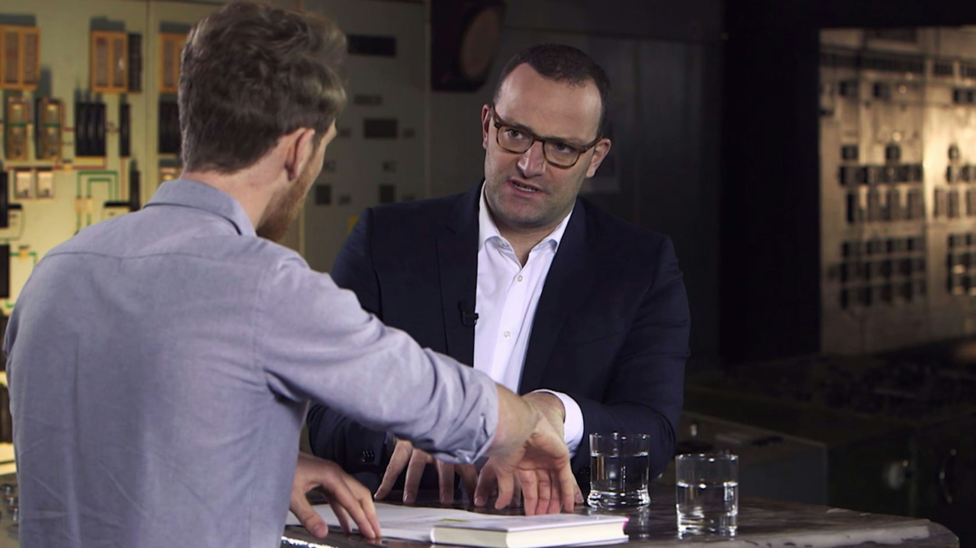 Louis-Klamroth-Spahn-in-Diskussion-2