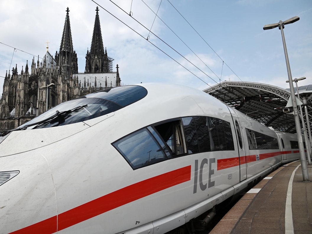 Ein ICE am 12.07.2019 im Kölner Hauptbahnhof vorm Dom