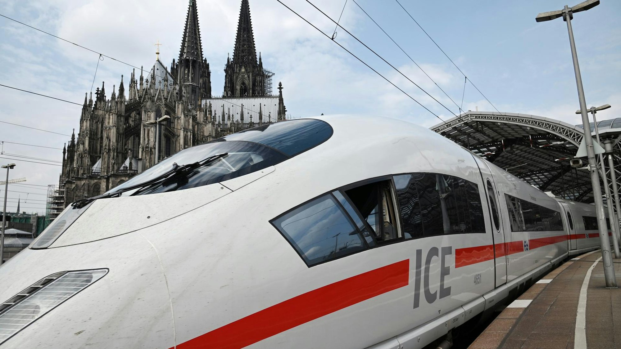 Ein ICE am 12.07.2019 im Kölner Hauptbahnhof vorm Dom