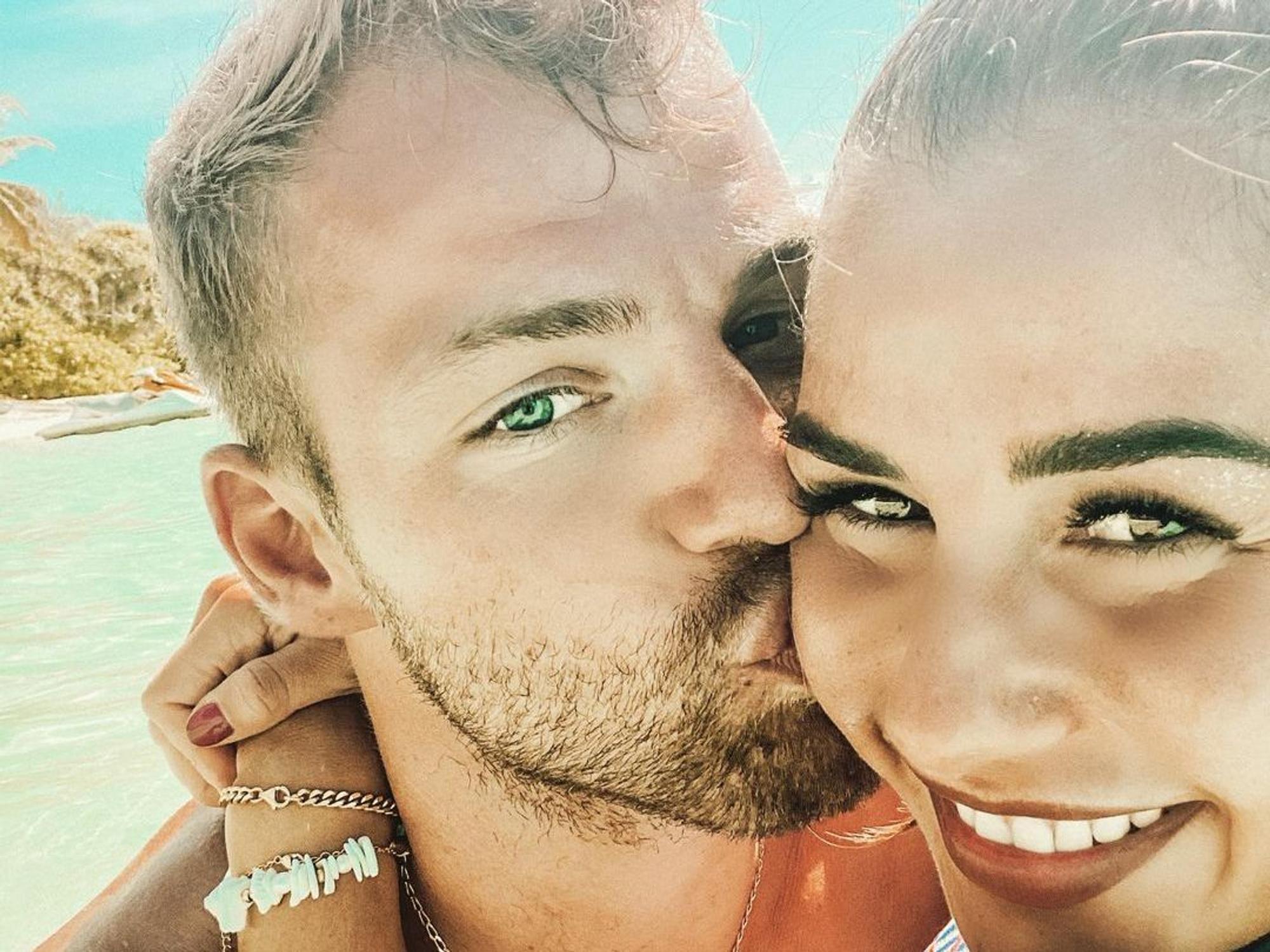 Sarah Engels umarmt ihren Julian im Meer, beide haben geheiratet