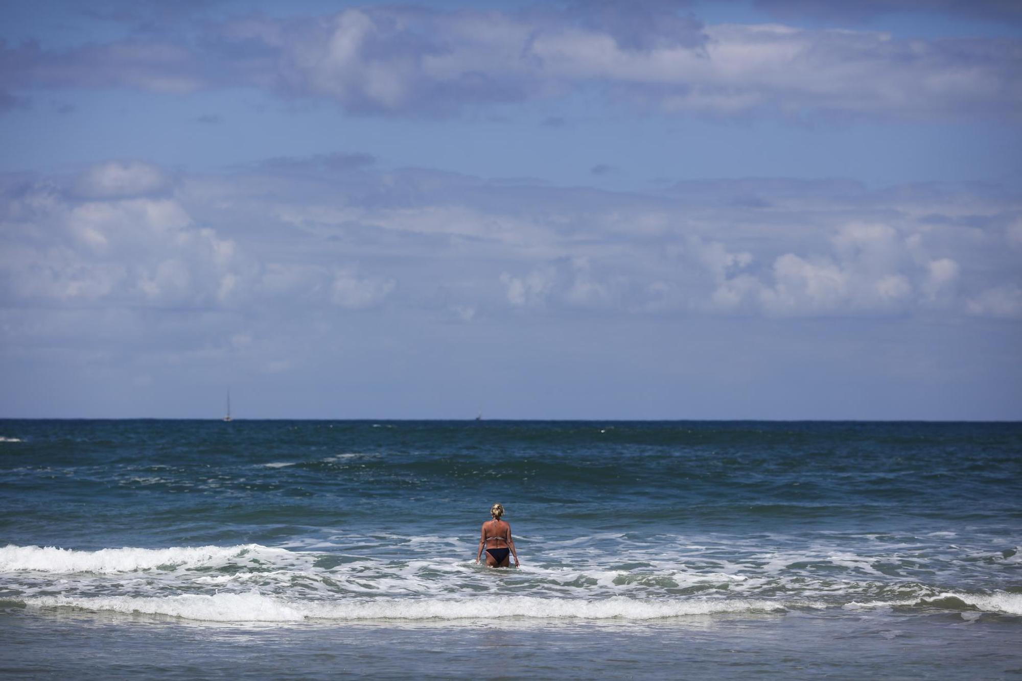 Frau geht im Meer schwimmen