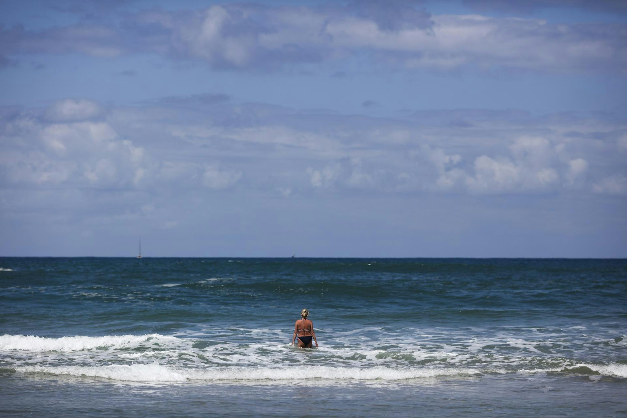 Frau geht im Meer schwimmen