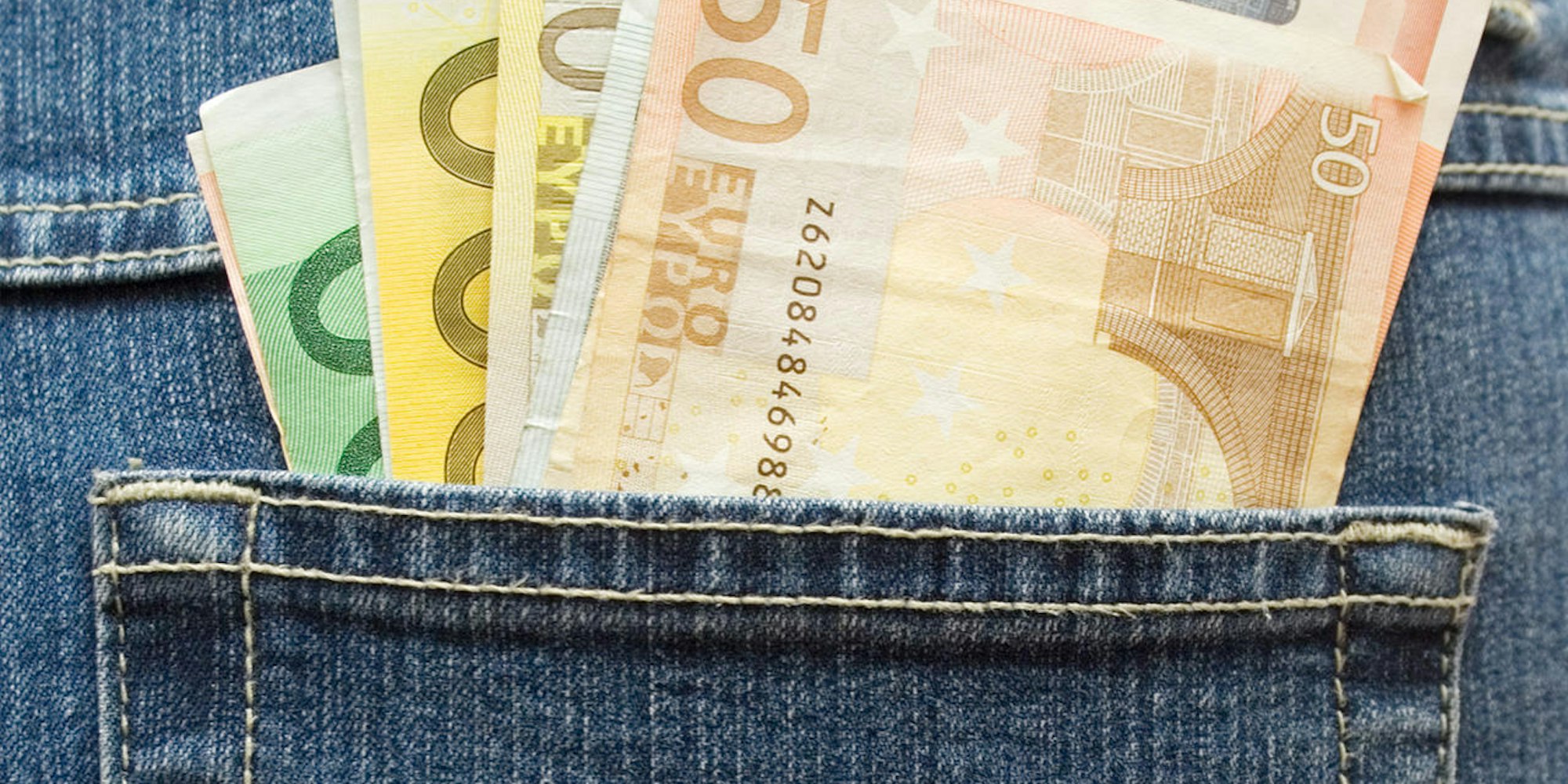 Geld in der Tasche Symbolfoto