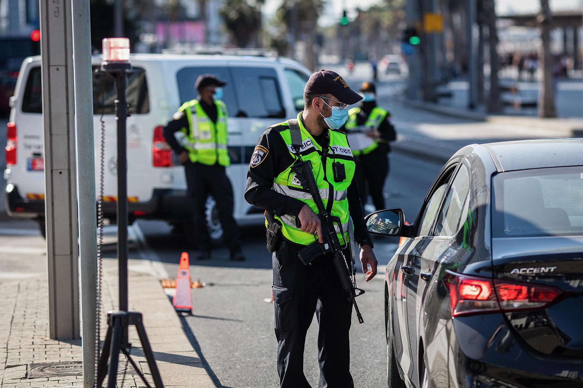 Lockdown-Kontrolle auf Straße in Israel