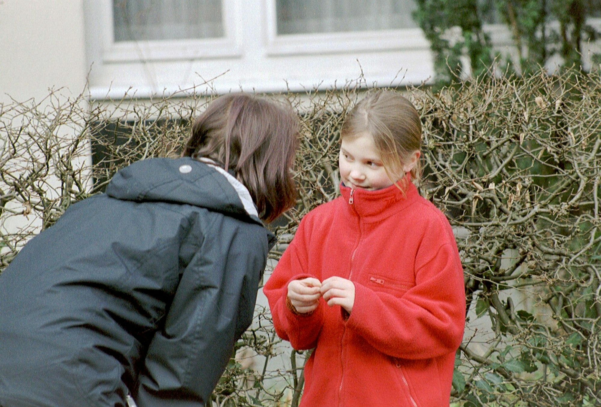 frau-spricht-kind-an