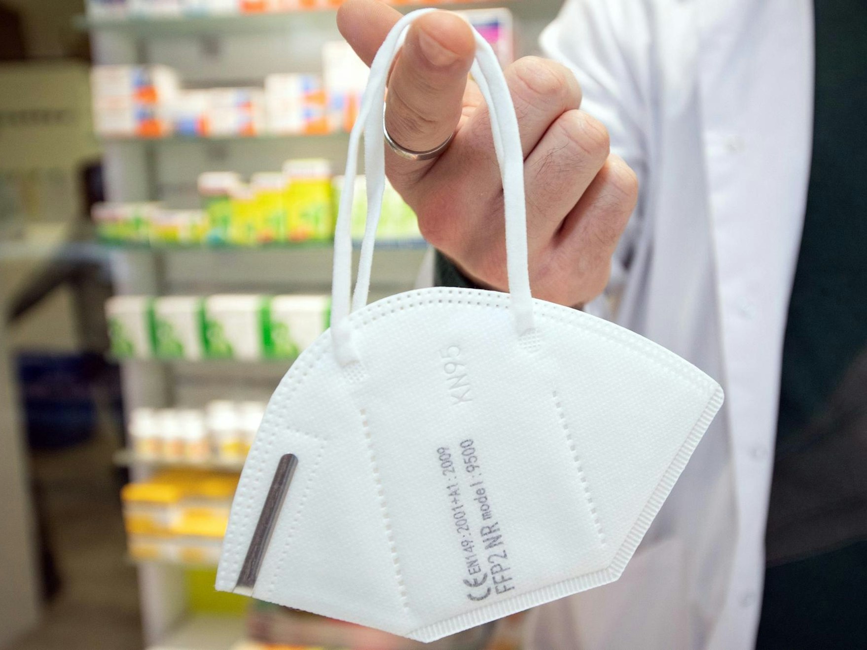 Ein Apotheker zeigt eine FFP2-Maske.