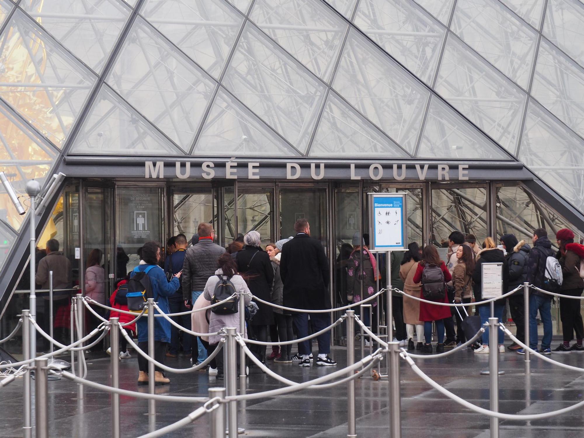 Louvre_Pyramide_Eingang