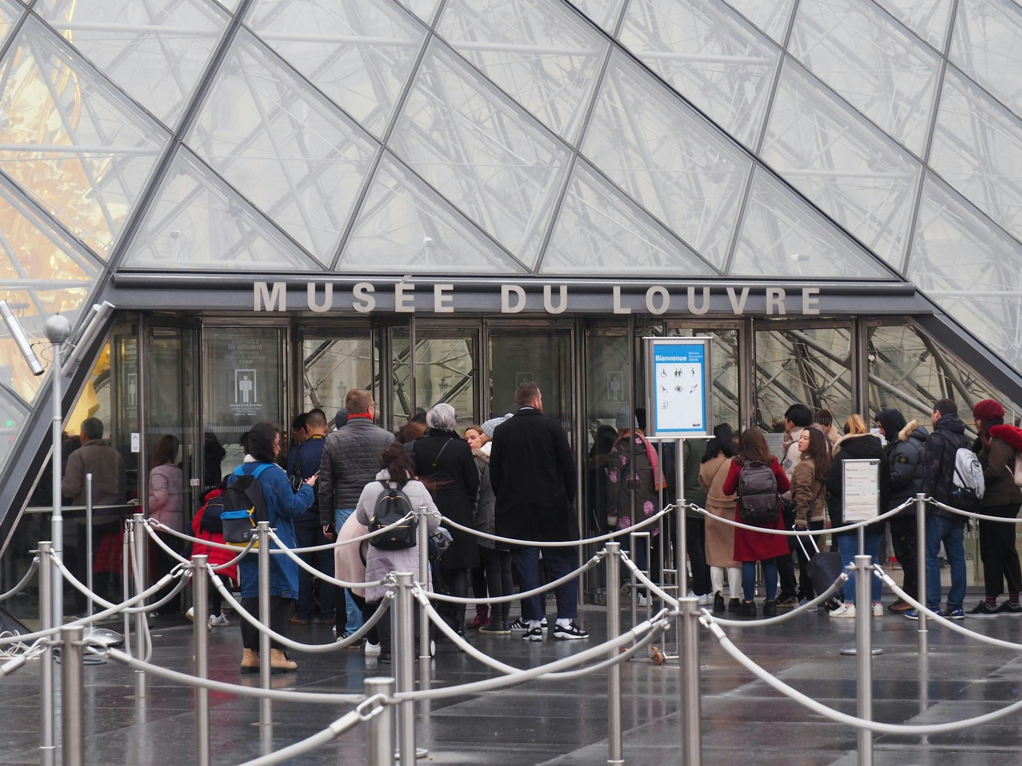 Louvre_Pyramide_Eingang