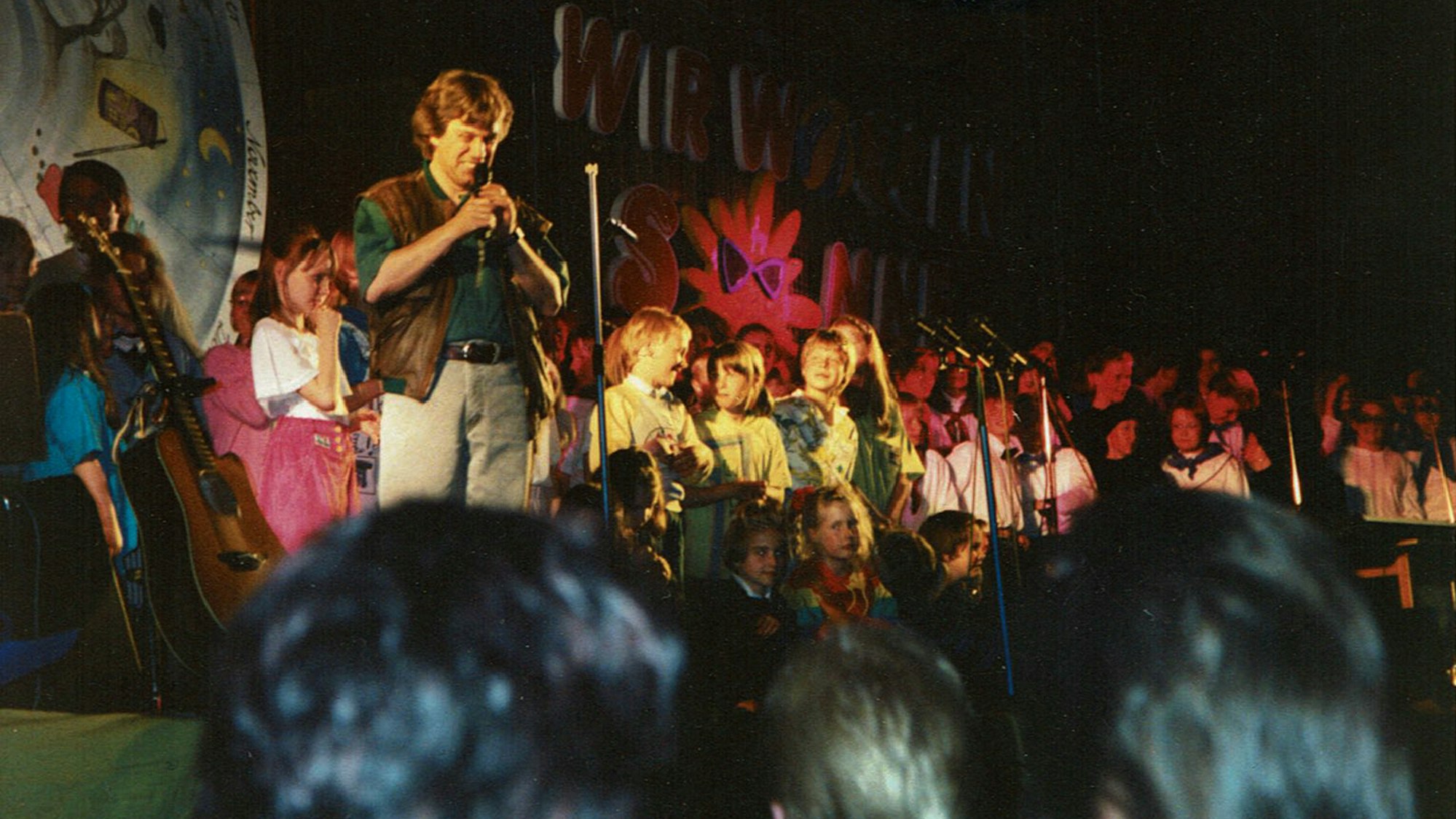 Rolf Zuckowski und viele Kinder