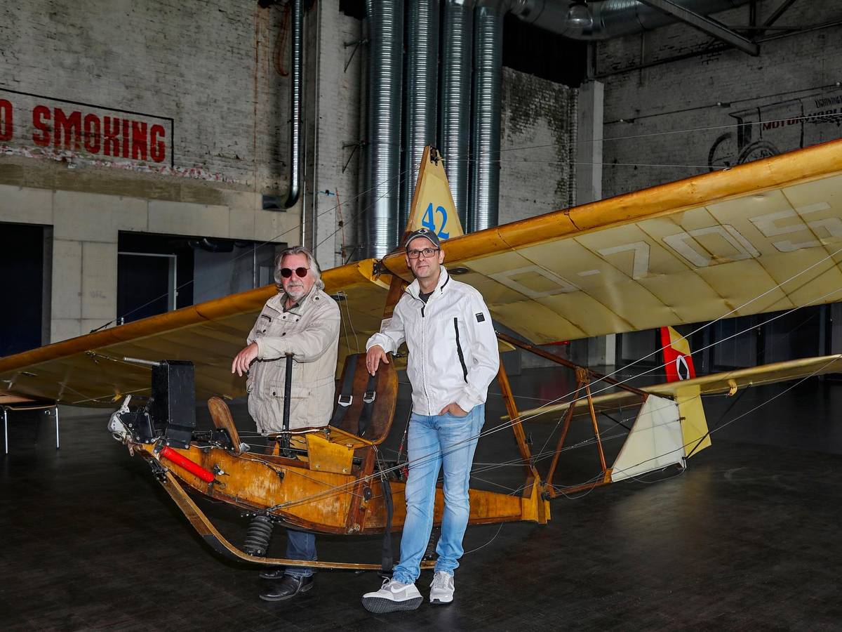 Tommy Engel steht neben Marc Metzger an einem alten Holzflugzeug