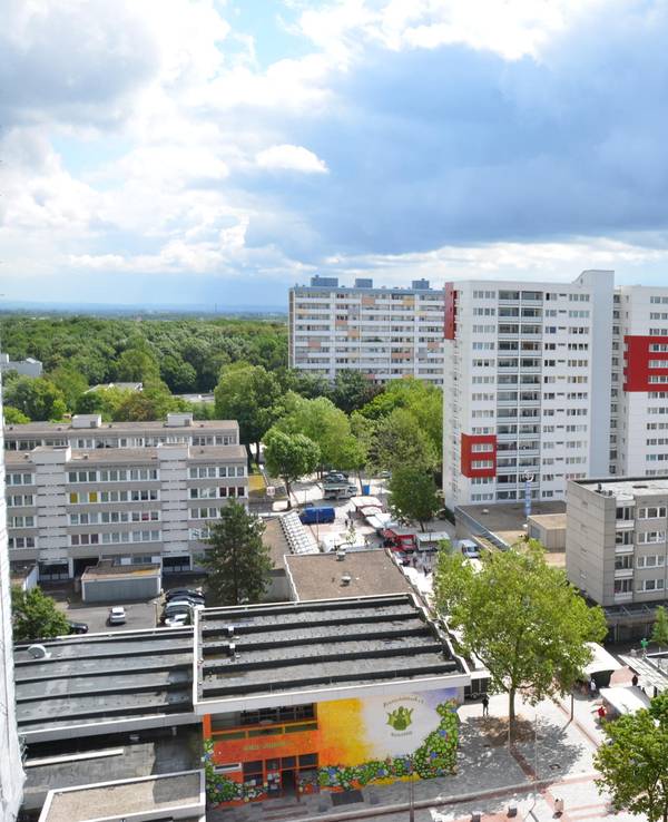 Mehrere Wohn- und Hochhäuser stehen dicht beisammen.