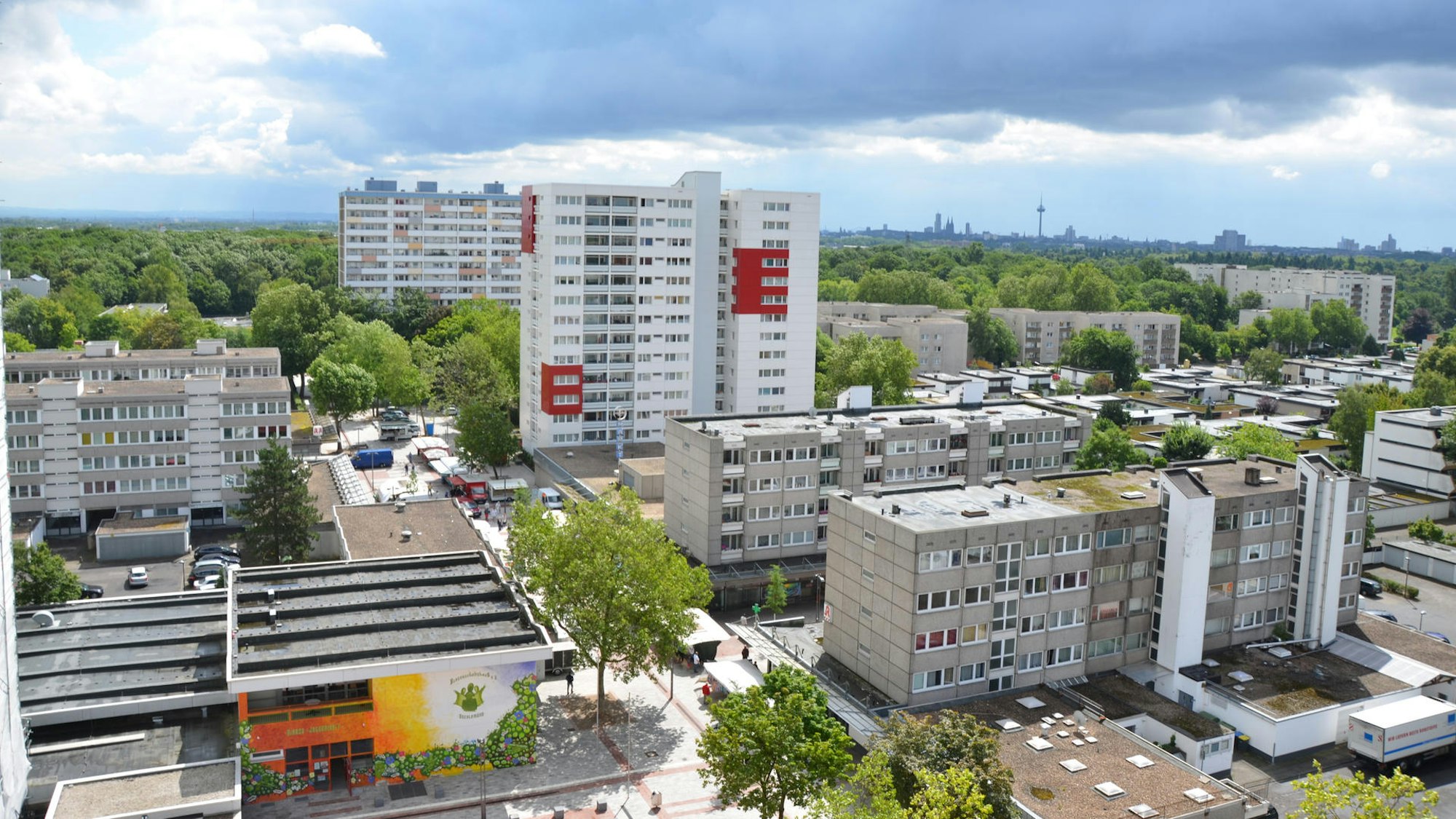 Mehrere Wohn- und Hochhäuser stehen dicht beisammen.
