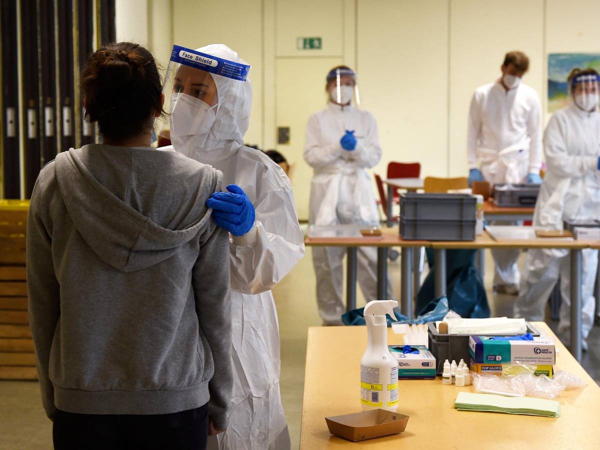 Corona-Tests an Kölner Schulen, hier am Montessori-Gymnasium, Rochusstraße, am 15. März 2021
