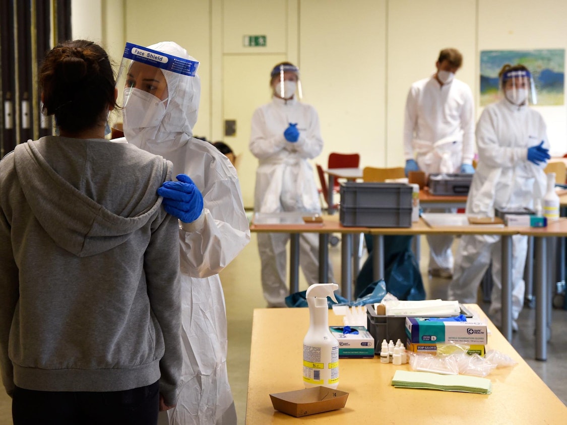 Corona-Tests an Kölner Schulen, hier am Montessori-Gymnasium, Rochusstraße, am 15. März 2021
