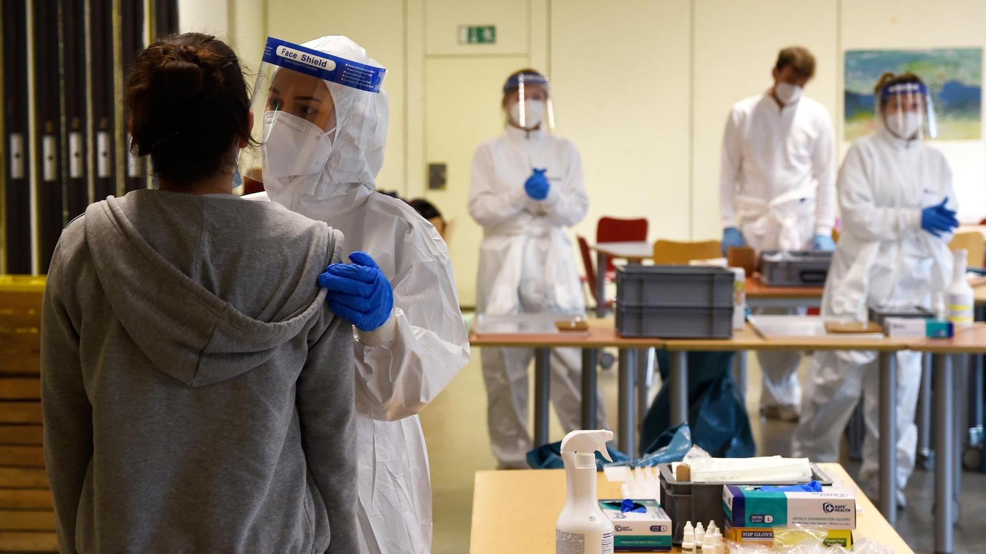 Corona-Tests an Kölner Schulen, hier am Montessori-Gymnasium, Rochusstraße, am 15. März 2021