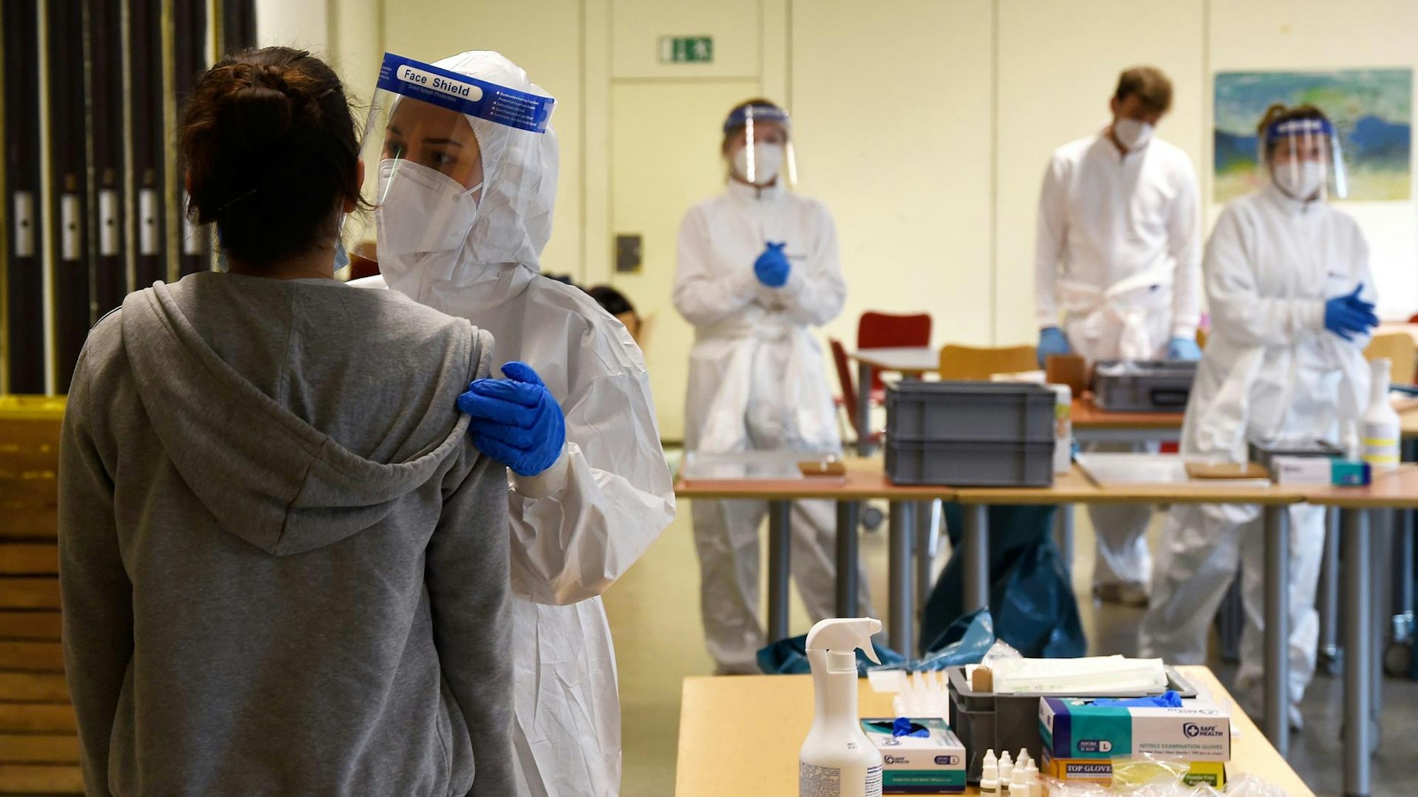 Corona-Tests an Kölner Schulen, hier am Montessori-Gymnasium, Rochusstraße, am 15. März 2021