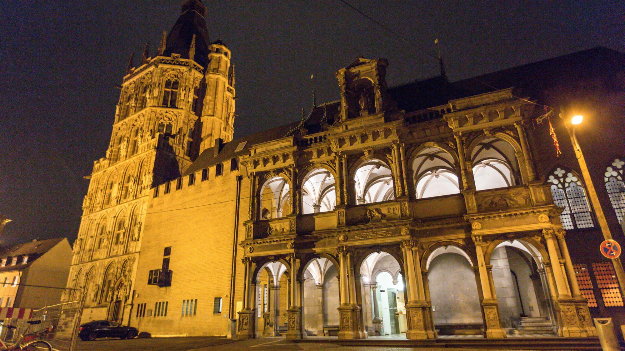 Das angestrahlte Historische Rathaus von Köln bei Nacht