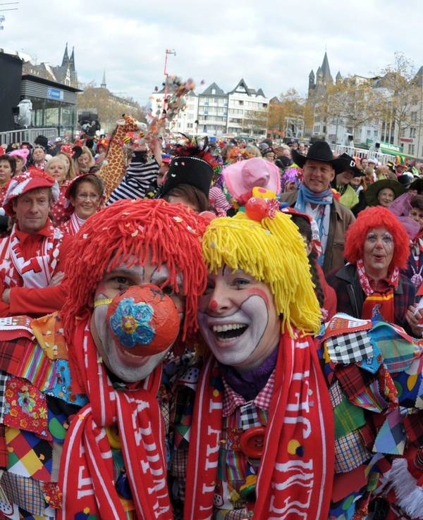 Kostümierte Menschen feiern den Sessionsauftakt des Karnevals auf dem Heumarkt in Köln.