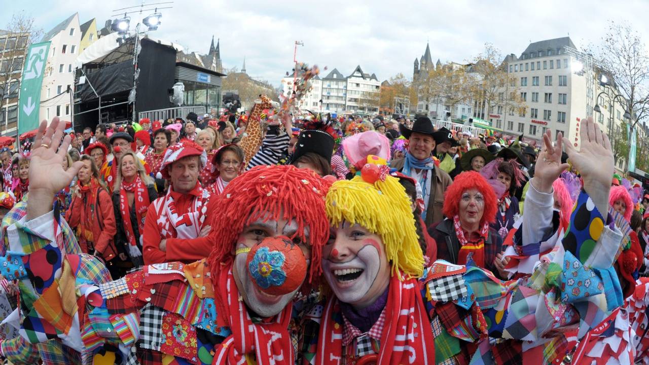 Kostümierte Menschen feiern den Sessionsauftakt des Karnevals auf dem Heumarkt in Köln.