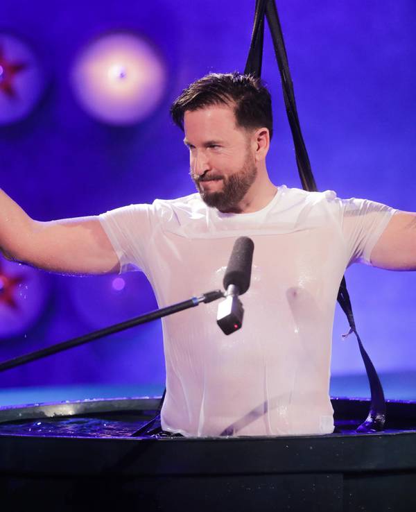 Michael Wendler steht bei einer RTL-Show in einem Wasserbecken