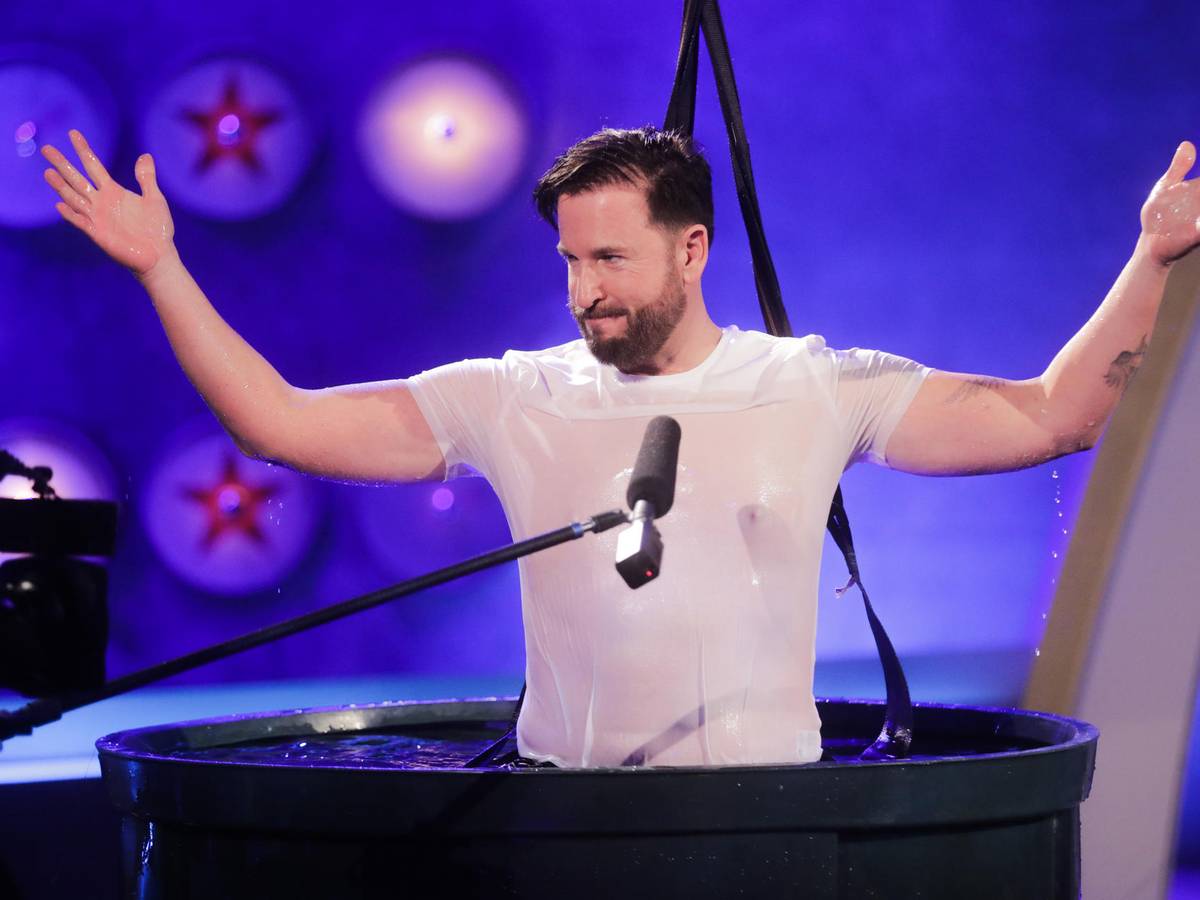 Michael Wendler steht bei einer RTL-Show in einem Wasserbecken