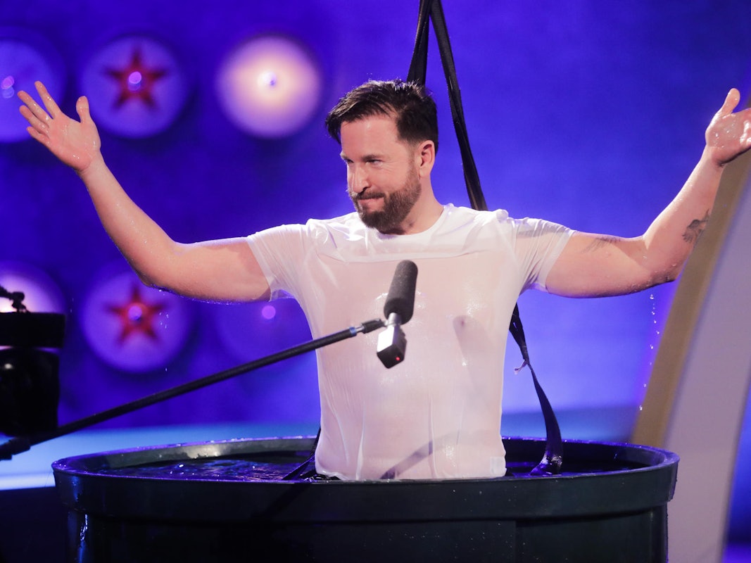 Michael Wendler steht bei einer RTL-Show in einem Wasserbecken