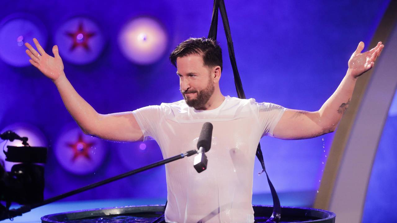 Michael Wendler steht bei einer RTL-Show in einem Wasserbecken