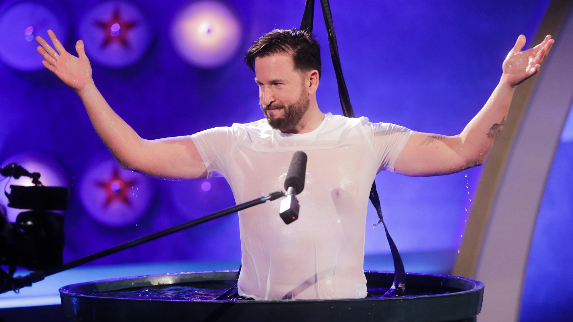 Michael Wendler steht bei einer RTL-Show in einem Wasserbecken
