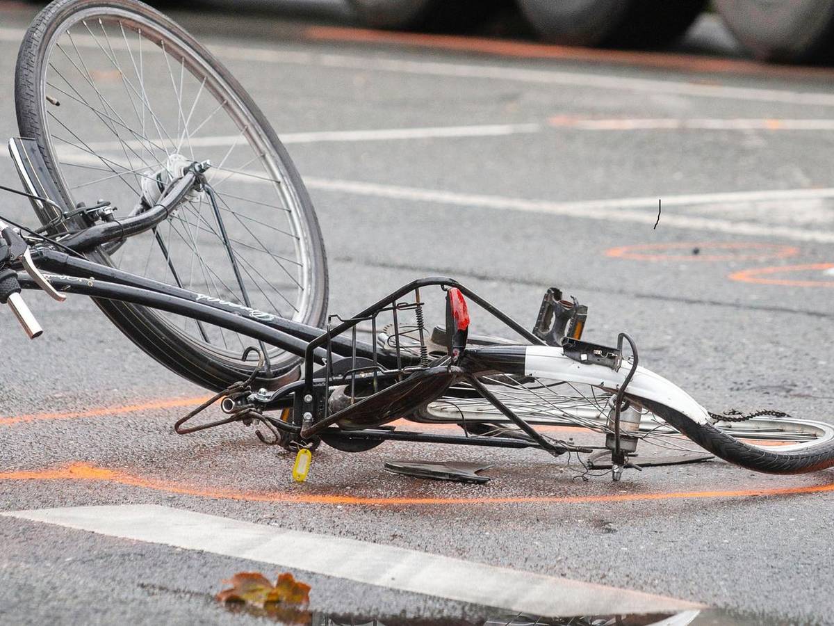 Ein zerstörtes Fahrrad liegt auf der Straße.