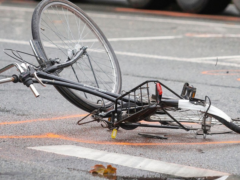 Ein zerstörtes Fahrrad liegt auf der Straße.