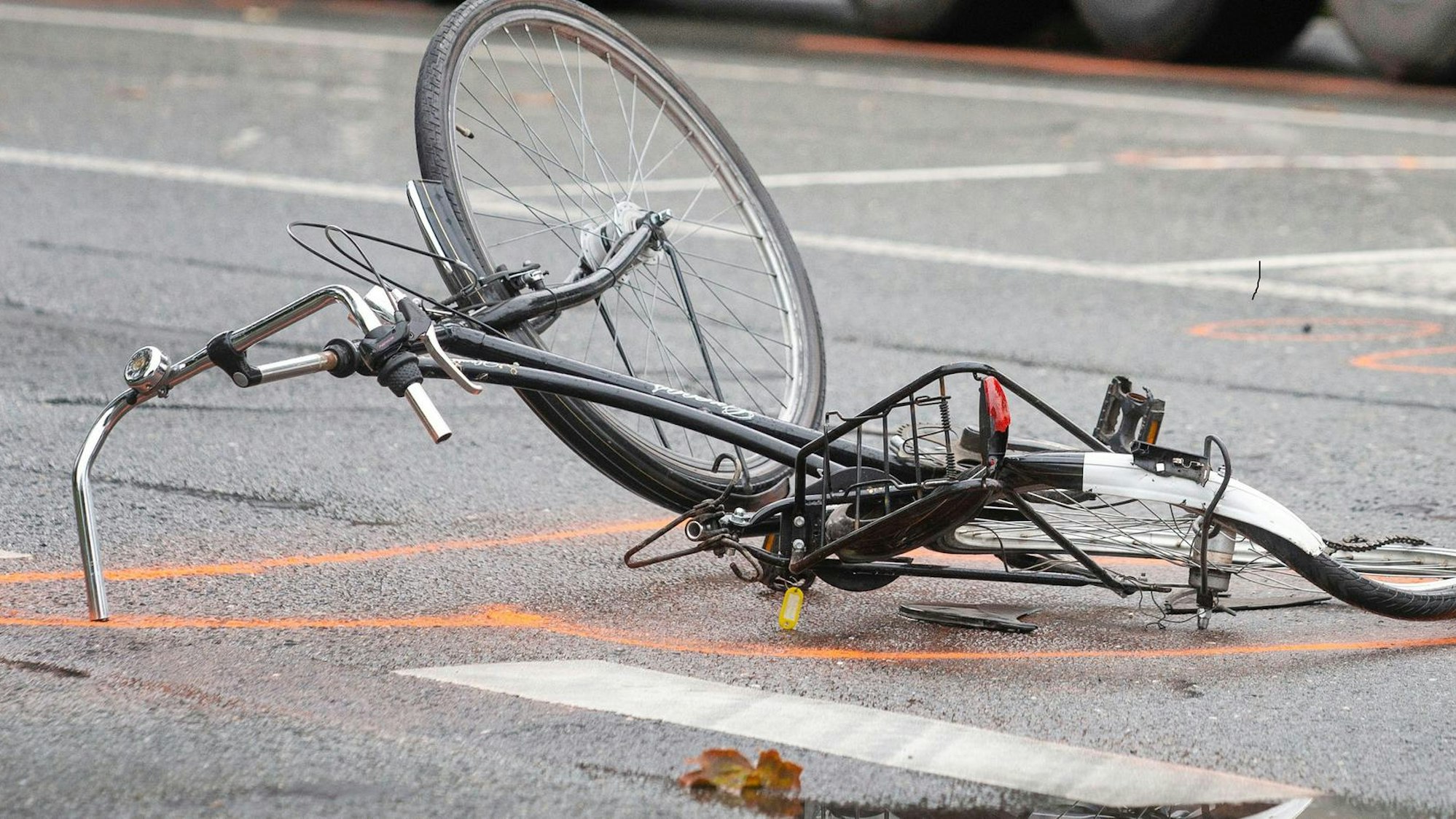 Ein zerstörtes Fahrrad liegt auf der Straße.