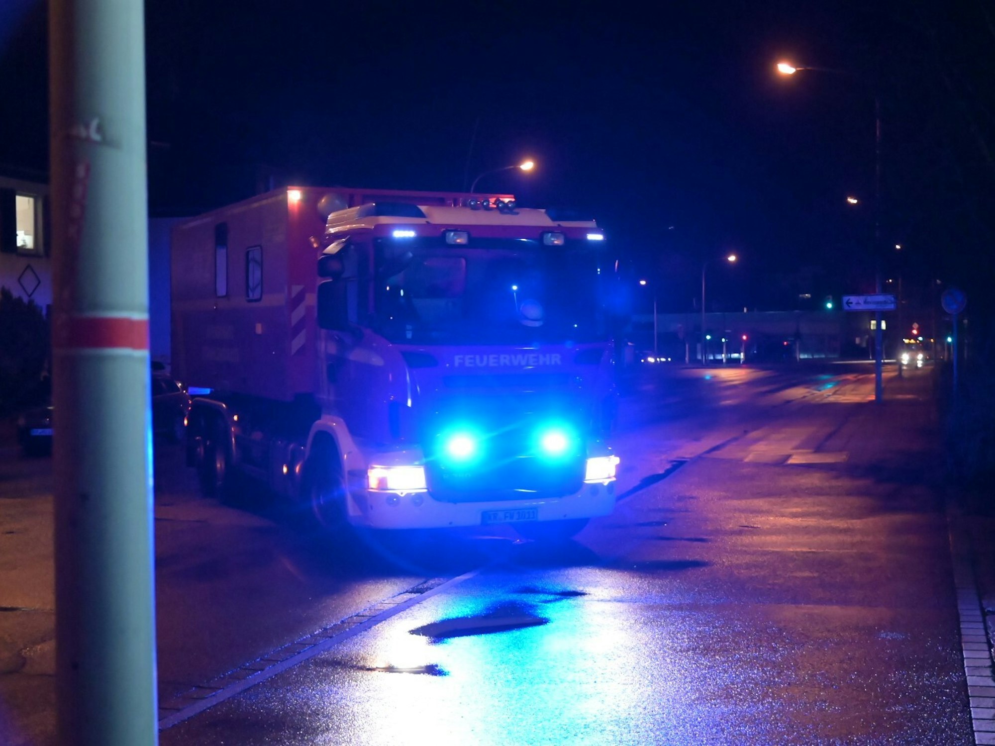 Ein Feuerwehrfahrzeug bei Nacht ist auf diesem undatierten Symbolbild zu sehen.