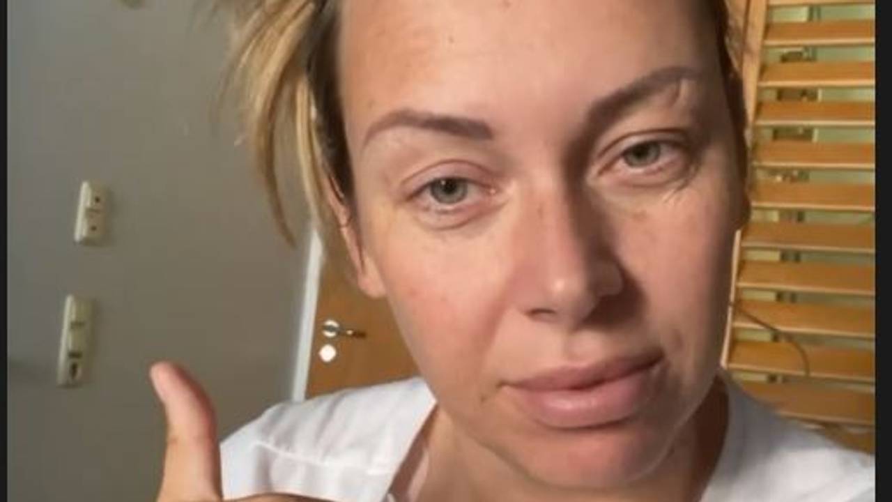 Julia Holz gibt Tage nach Krebs-OP Daumen hoch