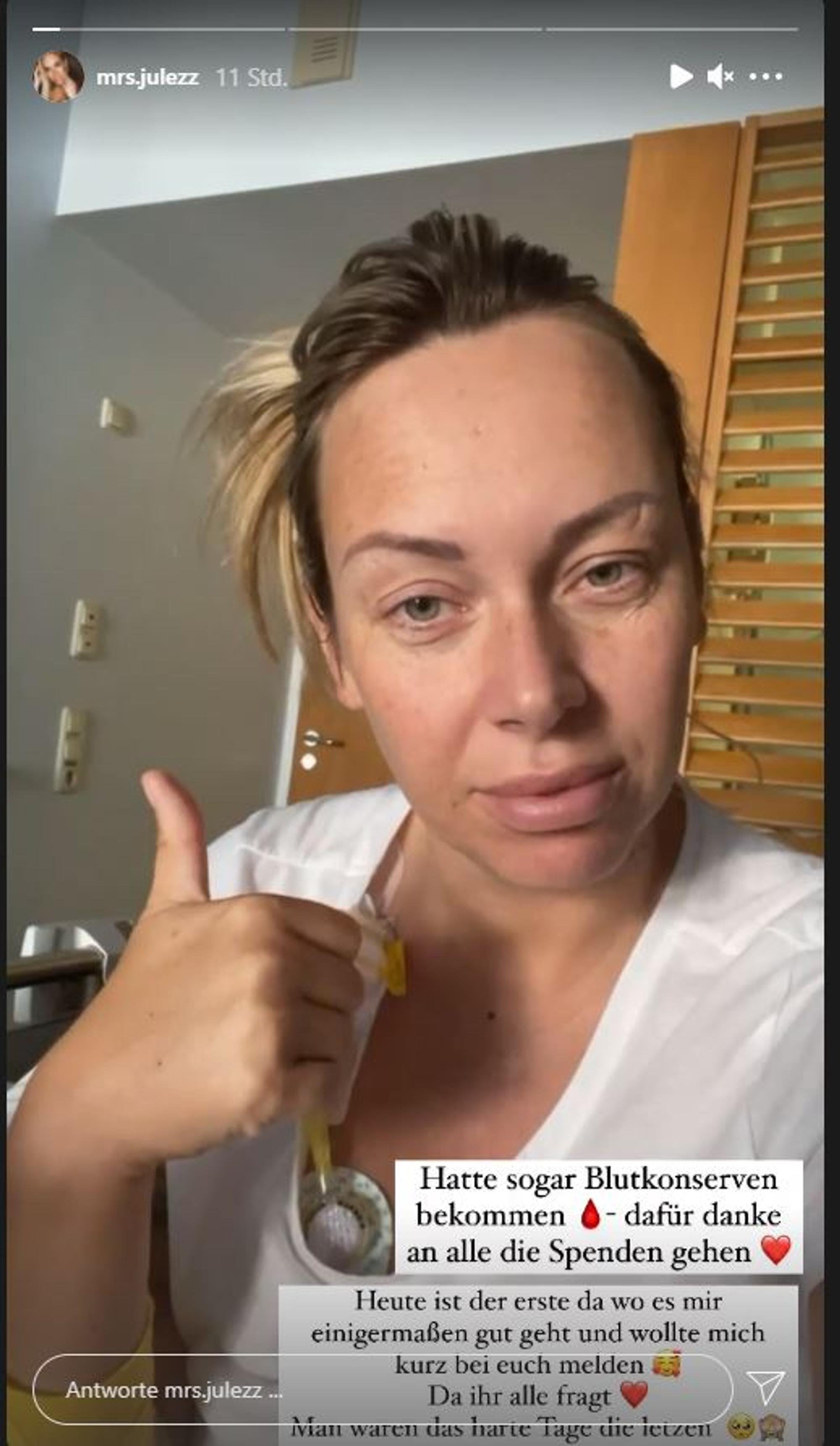 Julia Holz gibt Tage nach Krebs-OP Daumen hoch