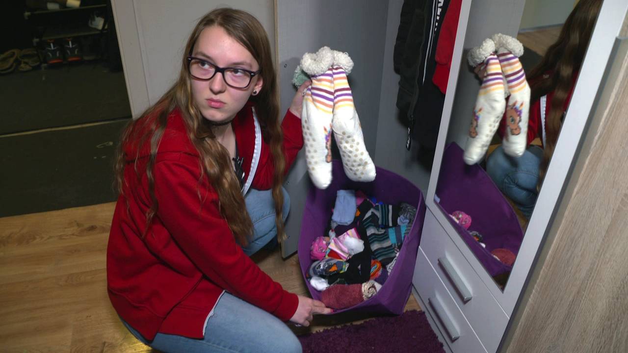 Armes Deutschland Lea verkauft Socken