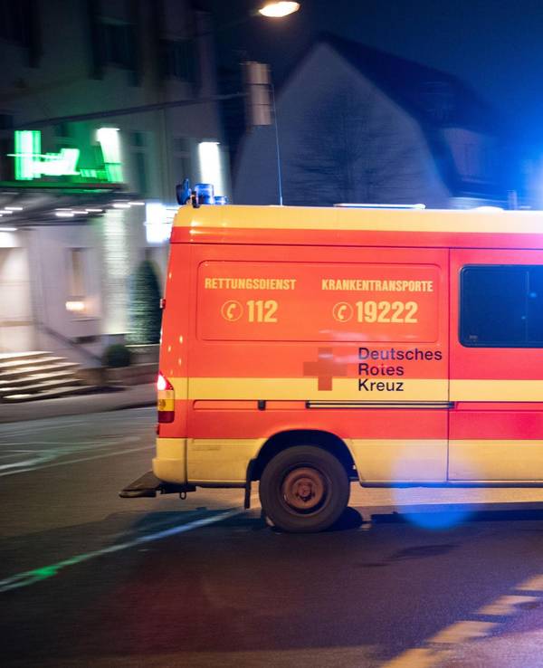 Ein Rettungswagen vom Deutschen Roten Kreuz fährt zu einem Einsatz.