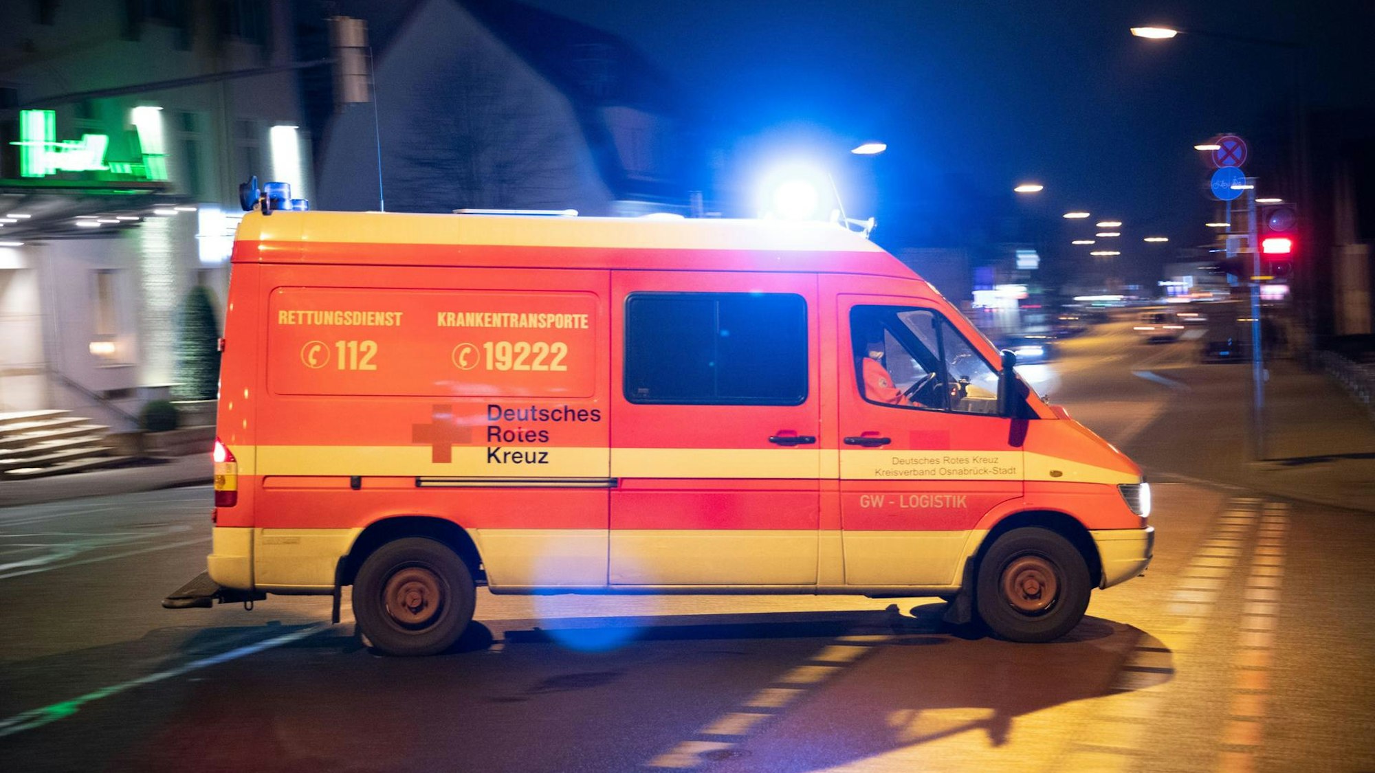 Ein Rettungswagen vom Deutschen Roten Kreuz fährt zu einem Einsatz.