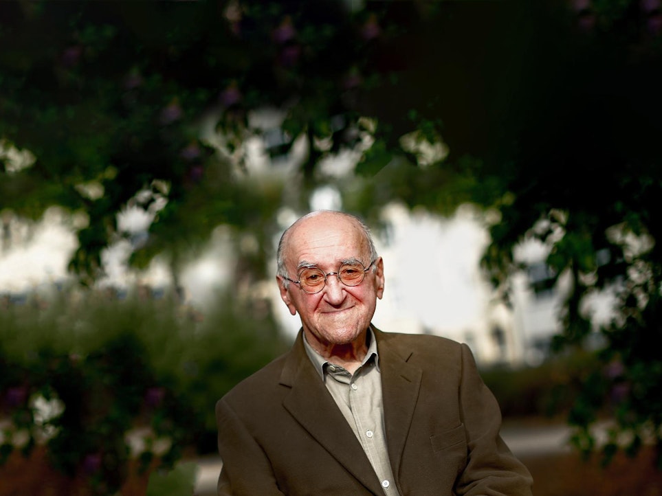 Alfred Biolek lächelt im Kölner Stadtgarten in die Kamera des EXPRESS-Fotografen.