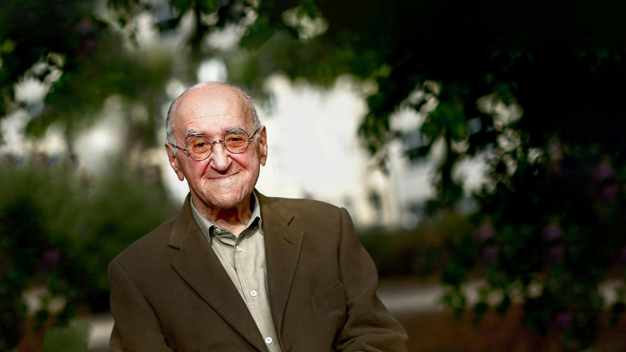 Alfred Biolek lächelt im Kölner Stadtgarten in die Kamera des EXPRESS-Fotografen.