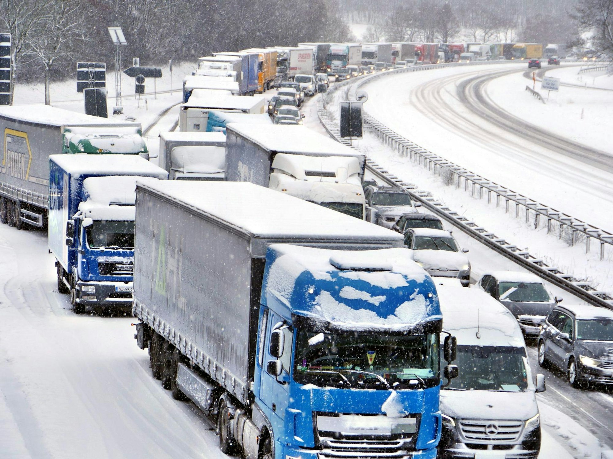 Die Straßen wurden teilweise von querstehenden Lkw blockiert (hier ein Archivfoto von der A45).
