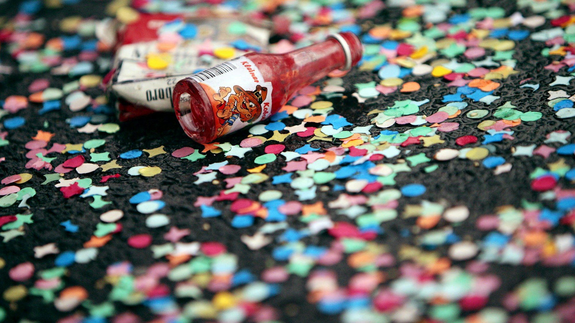 Konfetti liegt auf dem Boden