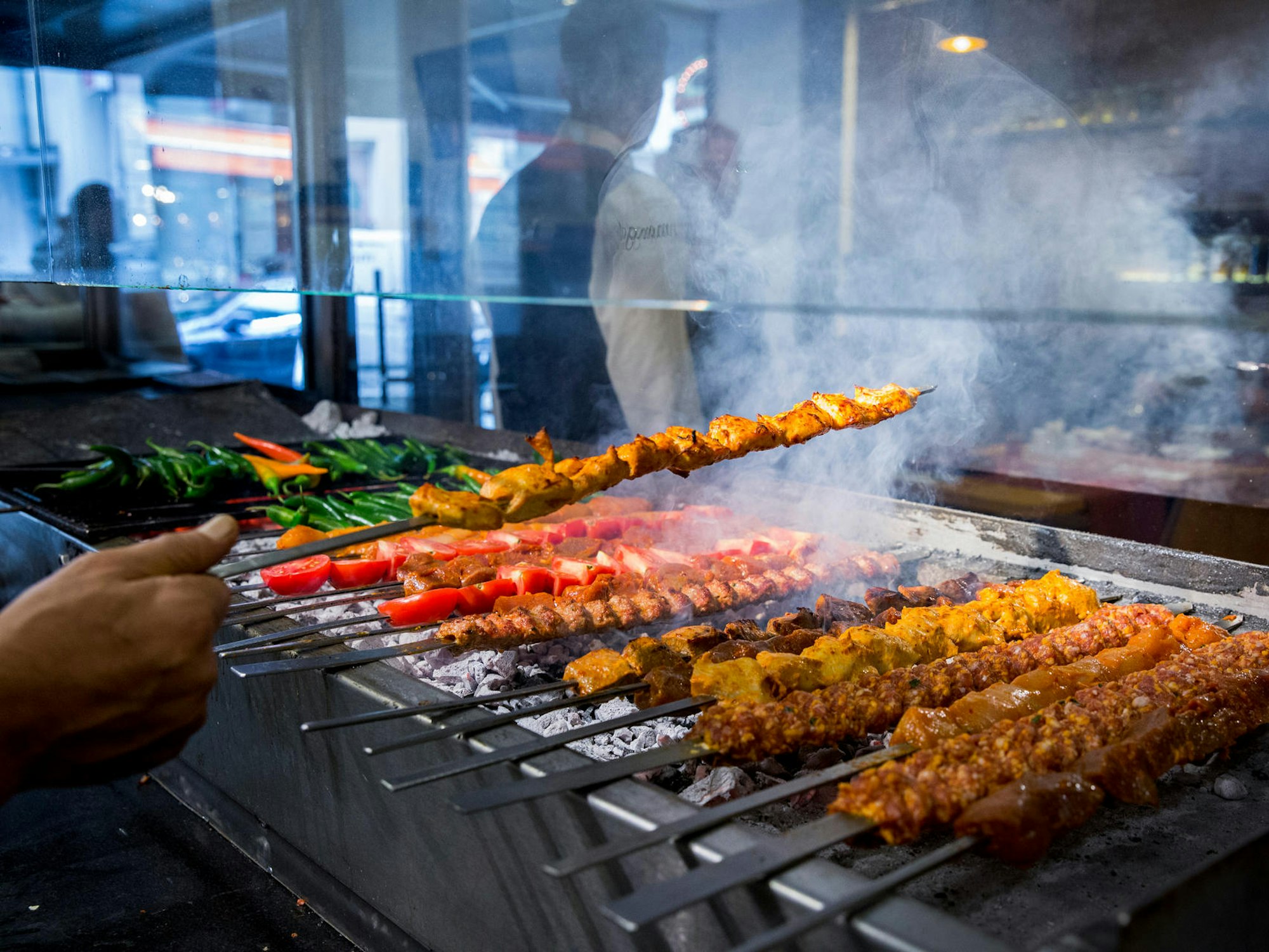 Fleischspieße auf einem Grill in einem Restaurant.