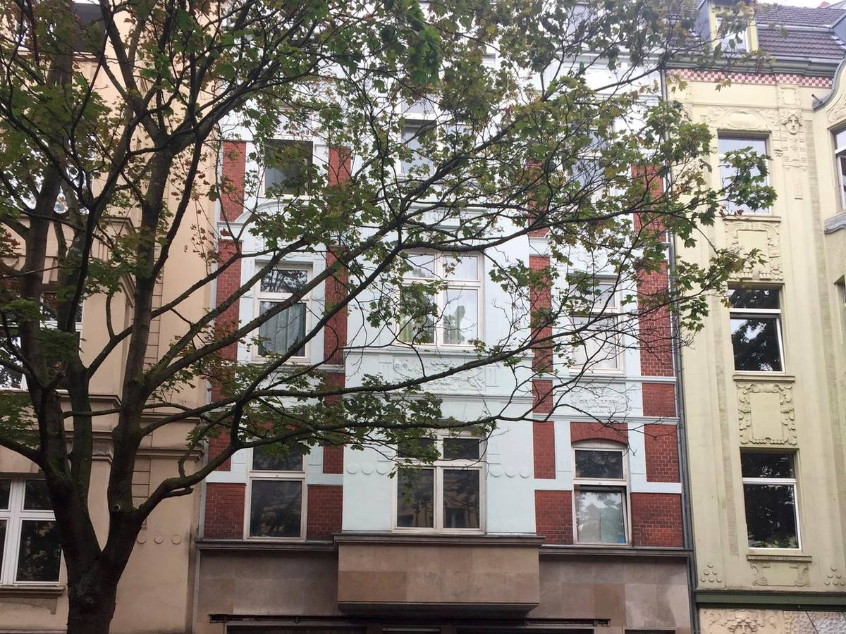 Von außen sieht das mehrstöckige Gebäude in der Neusser Straße 39 noch top aus. Nur der Hausbesitzer wohnt noch in dem Gebäude.