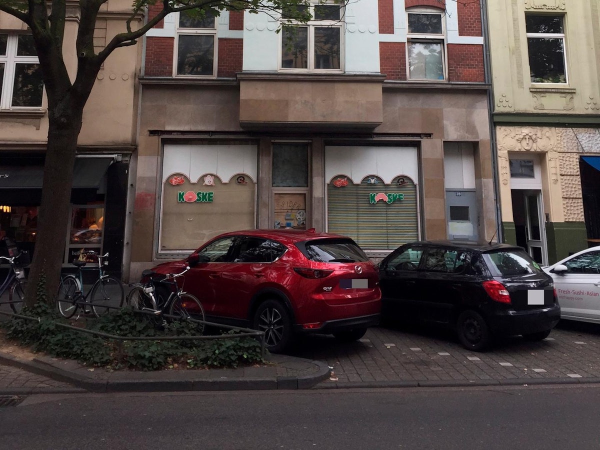 Von außen sieht das mehrstöckige Gebäude in der Neusser Straße 39 noch top aus. Nur der Hausbesitzer wohnt noch in dem Gebäude.